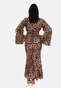 Robe maxi à imprimé léopard avec de longues manches en cloche, taille cintrée, ourlet fluide et texture soyeuse. La palette de couleurs comprend le marron, le beige et le noir.