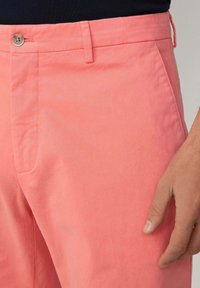 Ružové bavlnené nohavice so Slim fit, s prednou kapsou, zapínaním na gombík a hladkou textúrou.
