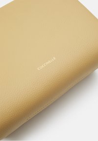 Coccinelle BOHEME GRANA DOUBLE - Kézitáska - beige