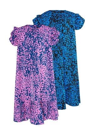 Due abiti larghi con maniche e orli arruffati, uno rosa e blu scuro, l'altro blu e nero, entrambi con stampa leopardata.