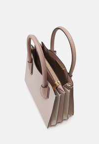 Piccola borsa in pelle rosa con due manici, dettagli in zip dorati e più scomparti. Texture liscia con design strutturato.