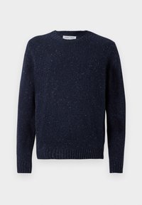 Granatowy sweter z dzianiny o okrągłym dekolcie, z teksturowaną powierzchnią oraz ściągaczami na mankietach i dolnym brzegu. Posiada subtelny wzór z drobnymi plamkami.