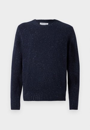 Mørkeblå strikket sweater med rund hals, tekstureret overflade og ribbede ærmer og kant. Har et subtilt prikmønster over det hele.