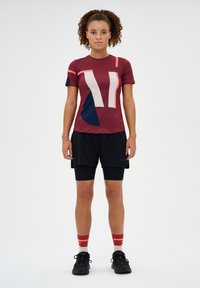 CEP THE RUN SHORT SLEEVE - Basic T-shirt - dark red geometrics