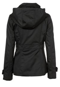 Czarna, lekka kurtka z kapturem, regulowanym sznurkiem w pasie oraz paskami na rękawach zapinanymi na guziki. Gładki materiał o minimalistycznym designie.