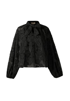 Zwarte blouse met textuur en bloemenpatroon, lange pofmouwen en een strik bij de halslijn. De stof lijkt lichtgewicht en gelaagd.