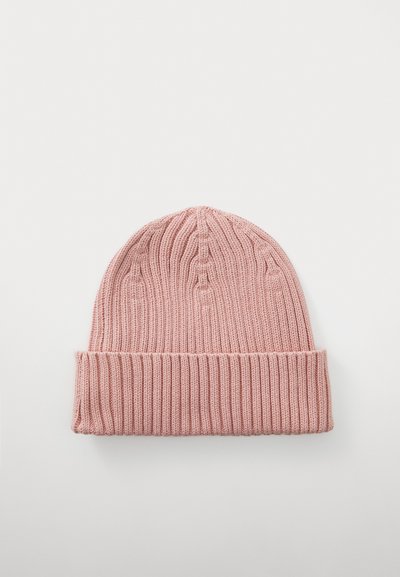 Bonnet tricoté en rose doux. Caractéristiques : texture côtelée avec un revers replié. Dessus arrondi et matériau léger. Idéal pour la chaleur et le confort.