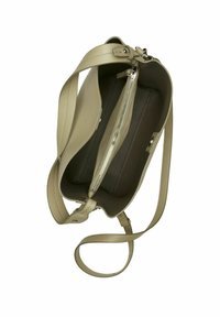 Sac à main en cuir tan avec une finition texturée, comportant une poche zippée à l'intérieur. Inclut une longue bandoulière réglable et des accents en métal argenté.