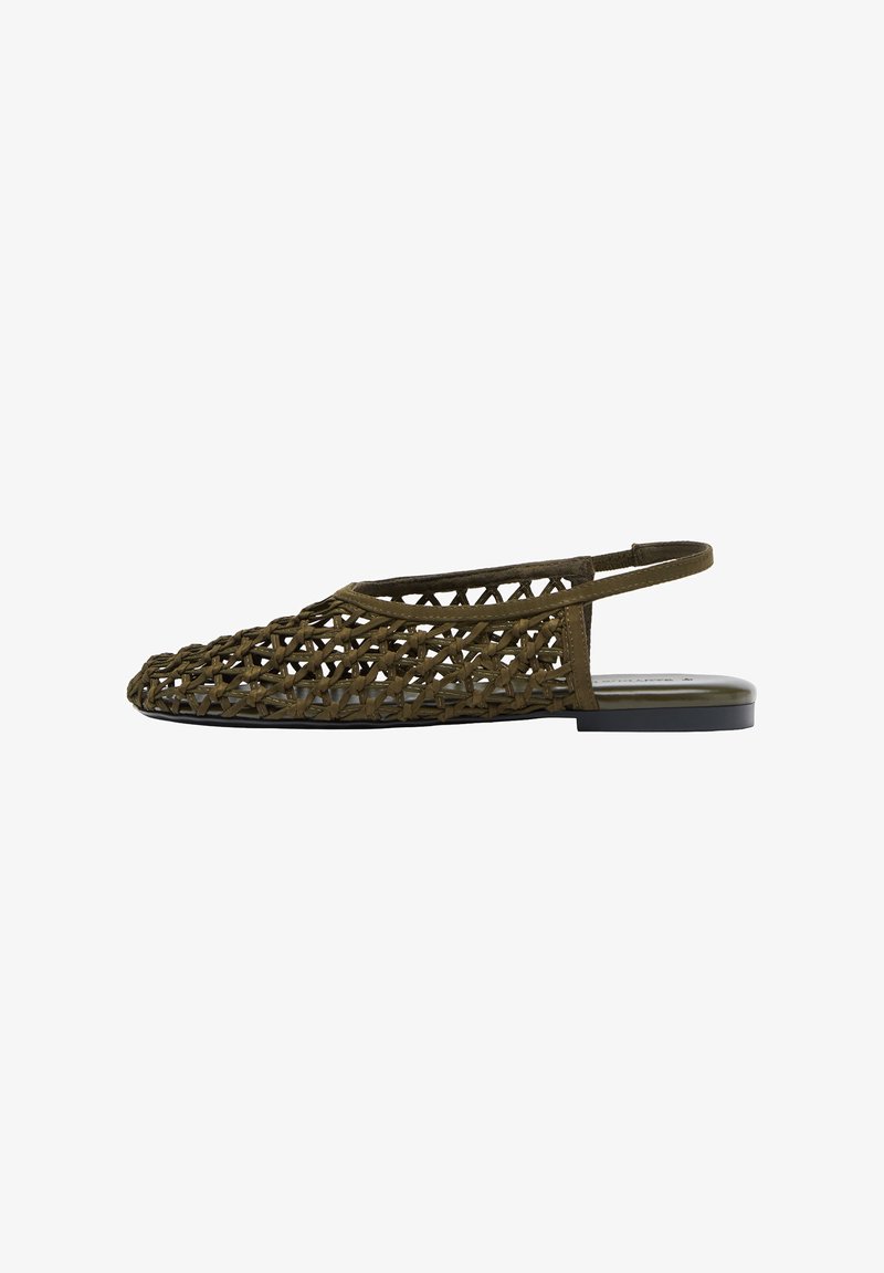 Chaussure slingback plate vert olive avec tige en cuir tressé et bout pointu fermé, vue de côté sur fond blanc.