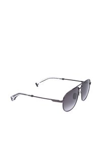 Lunettes de soleil aviateur à monture métallique avec verres à dégradé sombre et branches transparentes posées sur un fond blanc.