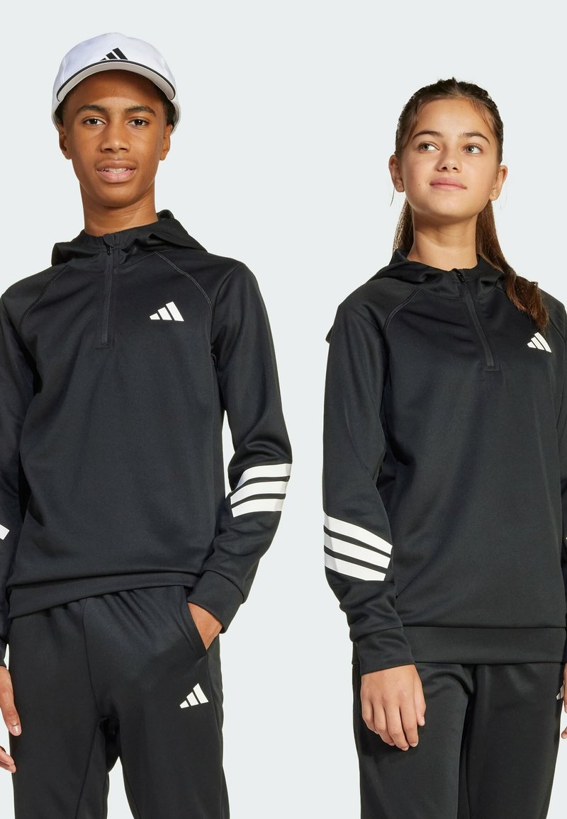 Felpe sportive nere con cappuccio e accenti bianchi a tre strisce sulle maniche, dotate anche di collo con zip e un logo discreto sul petto.