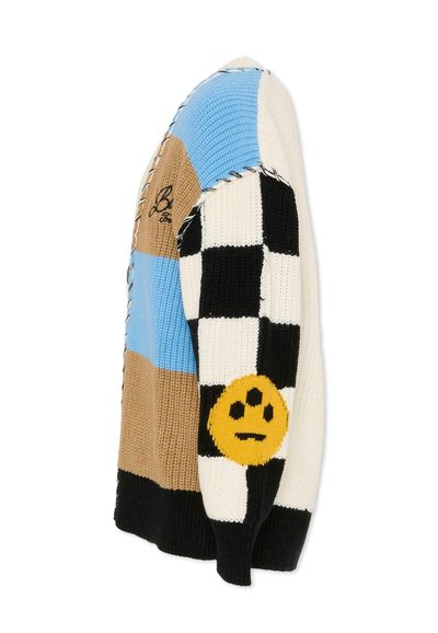 Maglione lavorato a maglia con un design patchwork che presenta sezioni blu, marroni, nere e crema, accentuato da una faccina sorridente gialla sulla manica.
