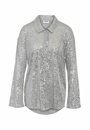 Camicia argentata con pailettes, colletto, maniche lunghe e orlo posteriore leggermente allungato. Presenta una superficie testurizzata e una finitura scintillante.