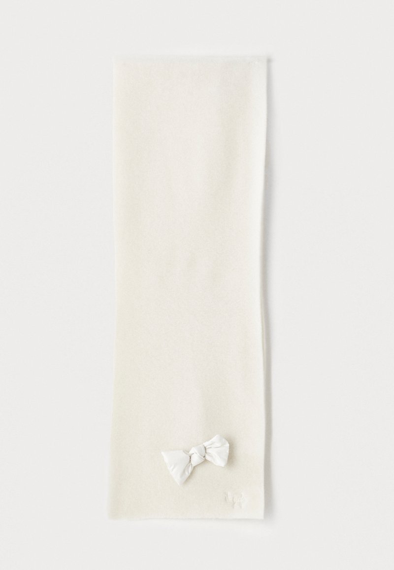 Λευκό κασκόλ φτιαγμένο από μαλακό ύφασμα με λεία υφή, που διαθέτει μια μικρή λευκή φιόγκο διακόσμηση στη μία πλευρά και μια διακριτική λογότυπο μάρκας.