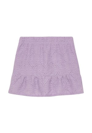 Fioletowa mini spódniczka z kwiatowym wzorem koronki i marszczonym dołem, ułożona na płasko na białym tle.