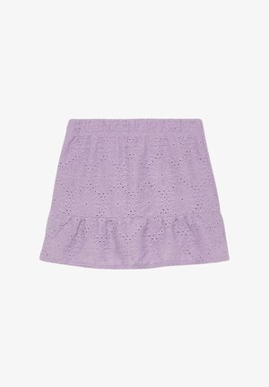 Lila Minirock mit floralem Spitzenmuster und einem Rüschensaum, flach auf weißem Hintergrund.