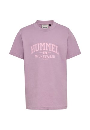 Lawendowa bawełniana koszulka z krótkim rękawem, z dużym napisem "HUMMEL SPORTSWEAR" w jasnoróżowym kolorze na przodzie.