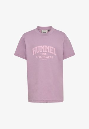 Lawendowa bawełniana koszulka z krótkim rękawem, z dużym napisem "HUMMEL SPORTSWEAR" w jasnoróżowym kolorze na przodzie.