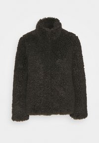 Veste en polaire marron, douce et moelleuse, avec un col montant et des manches longues ; présente une surface texturée et douce ainsi qu'une coupe décontractée.