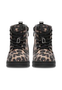 Kinder-Stiefeletten mit Leopardenmuster, schwarzen Schnürsenkeln und silbernen Herz- und "D"-Anhängern auf weißem Hintergrund.