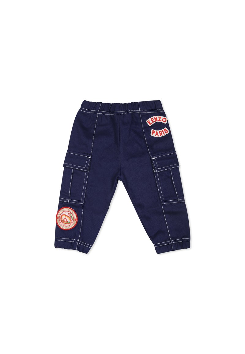 Pantaloni cargo blu navy con vita elastica, molteplici tasche, cuciture bianche e toppe ricamate con la scritta "Kenzo Paris" e un logo di montagna.