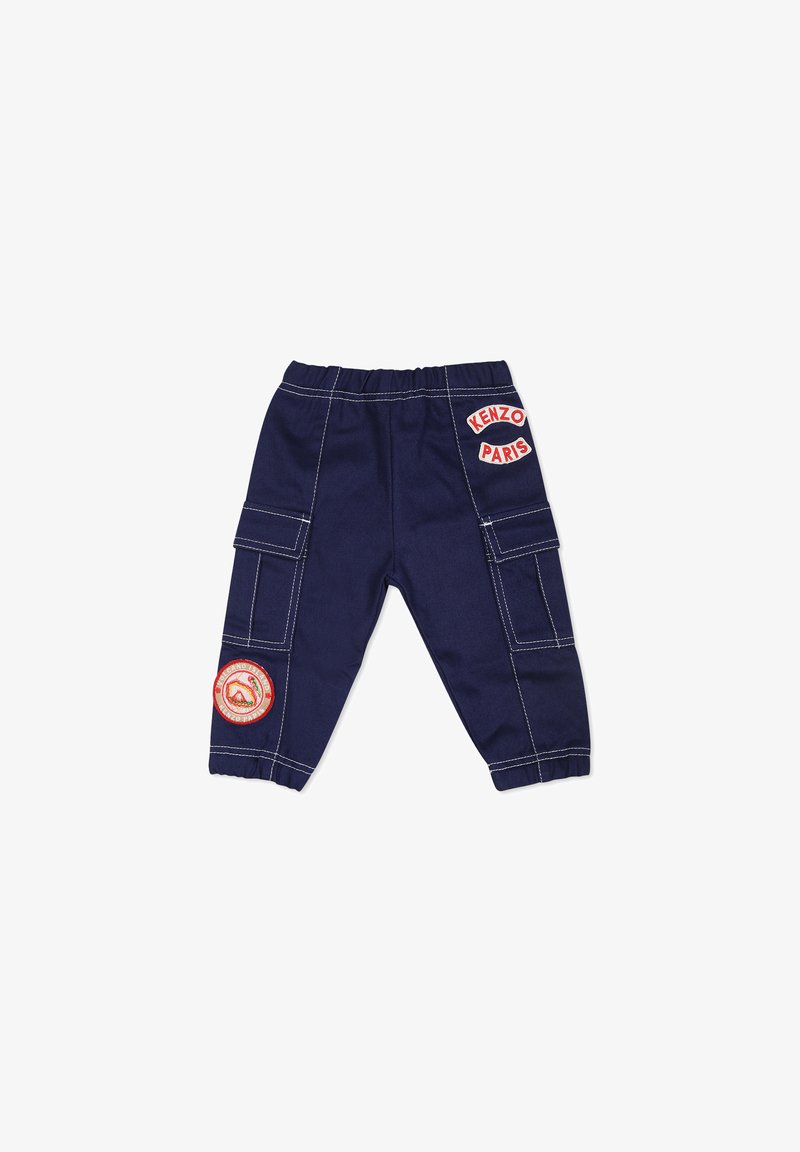 Pantaloni cargo blu navy con vita elastica, molteplici tasche, cuciture bianche e toppe ricamate con la scritta "Kenzo Paris" e un logo di montagna.