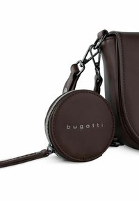 Borsa a mano in pelle marrone con una tasca rotonda con zip per le monete attaccata. Presenta accessori metallici e un logo impresso. Texture liscia e design minimalista.
