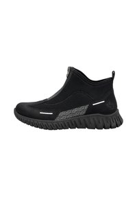 Czarne buty wsuwane z siateczkową cholewką, z zamkiem błyskawicznym i teksturowaną gumową podeszwą. Posiadają odblaskowe akcenty i szczegóły logo po boku.