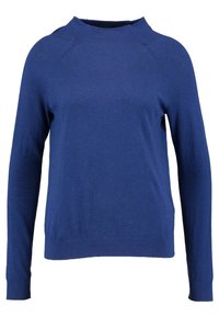 Blå stickad tröja med hög krage, långa raglanärmar och en figurnära nederkant. Tillverkad av mjukt, lätt material med en slät yta.