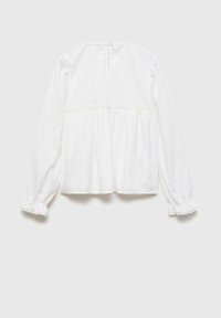 Blusa bianca con maniche lunghe, tessuto testurizzato, polsini arricciati e vita arricciata. Chiusura sul retro a occhio di serratura con un dettaglio a bottone singolo.