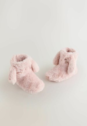 Rožinės, pūkuotos batukai su minkšta tekstūra. Turi laisvas ausis ir apvalią formą, sukurtas komfortui ir šilumai. Nėra matomų užsegimų.