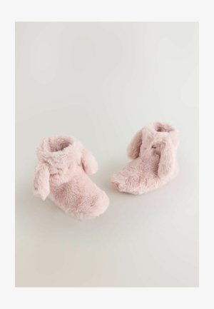 Stivaletti rosa, morbidi e pelosi con una texture sofficissima. Presentano orecchie pendenti e una forma arrotondata, progettati per comfort e calore. Senza chiusure visibili.