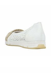  Scarpe bianche slip-on con design perforato, accentuazione intrecciata lateralmente, materiale superiore morbido e suola leggera con leggere scanalature di trazione.