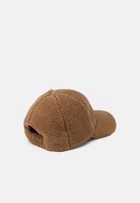 Brun fleece baseball cap med en rund krone, stikninger og en buet skygge. Har en blød, tekstureret overflade.