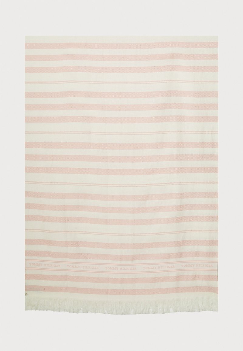 Tissu rayé horizontal rose clair et blanc avec bord effiloché et texte "Tommy Hilfiger" discret près du bord inférieur.