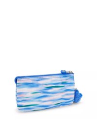Pequeño estuche rectangular con cremallera azul, patrón abstracto de olas azules y rosas, y llavero de peluche azul adjunto a la tira de la cremallera.
