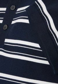Granatowa koszulka polo z białymi poziomymi paskami, z trzema guzikami, żebrowanym kołnierzykiem oraz teksturowanym materiałem dzianinowym.