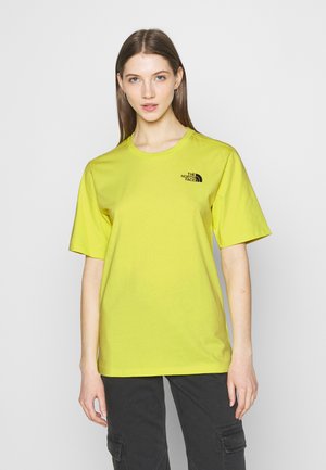 T-shirt a maniche corte giallo brillante con scollo tondo e logo nero sul lato sinistro del petto. Il tessuto è liscio e offre una vestibilità casual.