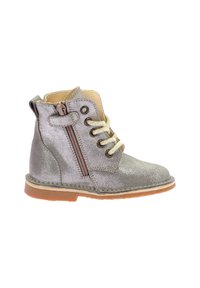 Stivaletto metallico argento per bambino con lacci beige, zip laterale, suola cucita e fondo in gomma marrone, mostrato di profilo verso destra.