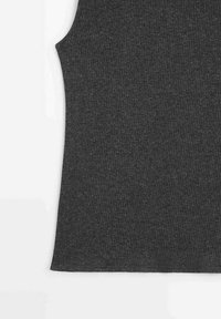 Canottiera a costine grigio scuro con un design aderente, caratterizzata da una texture liscia e maniche assenti, concentrandosi su uno stile minimalista.