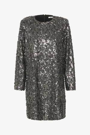 Melnā pelēkā tonī grezns kleita ar apaļu dekoltē, garām piedurknēm un taisnu griezumu. Audums ir blīvi pārklāts ar mirdzošām strazdām.