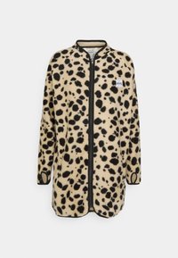 Fleece bunda s krémovým základem, černými leopardími skvrnami, zipem vpředu, stojatým límcem, černými detaily a nášivkou s logem na levé hrudi.