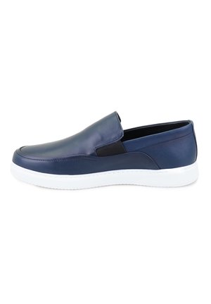 Mocassins en cuir bleu marine avec une texture lisse, semelle en caoutchouc blanche et panneaux latéraux élastiques pour plus de flexibilité. Design à bout rond.