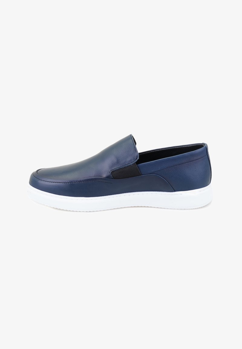 Marineblaue Leder-Slipper mit glatter Textur, weißer Gummisohle und elastischen Seitenpaneelen für Flexibilität. Abgerundete Zehenpartie.