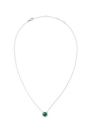 Hõbedane kettkaelakee ringikujulise rohelise gemstone ripatsiga, mille ümber on dekoratiivne hõbedane raam. Sile tekstuur ja poleeritud viimistlus.