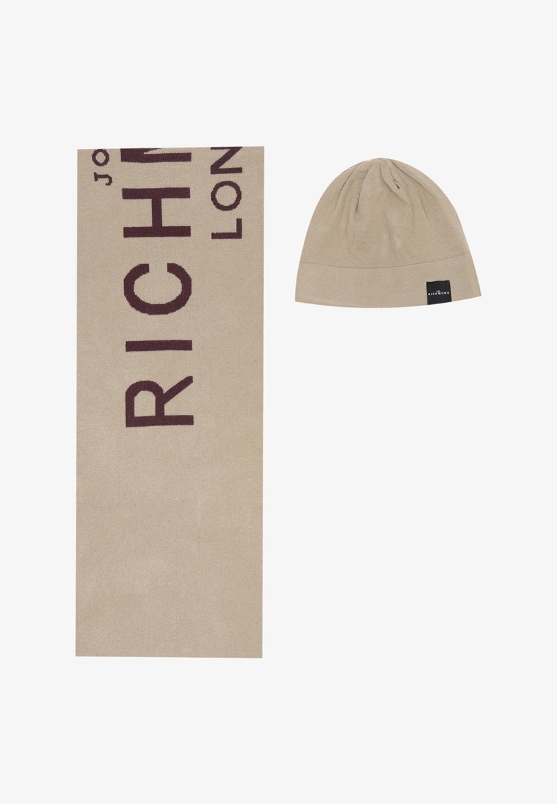 Sciarpa beige con scritte in bordeaux, che presenta "RICHMOND" e "LONDON" in un font audace. Accompagnata da un berretto beige coordinato.