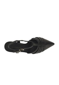 Scarpa nera in pelle con punta appuntita e design con cinturino a T, caratterizzata da accenti ribattuti orizzontali e una chiusura con fibbia sulla caviglia.