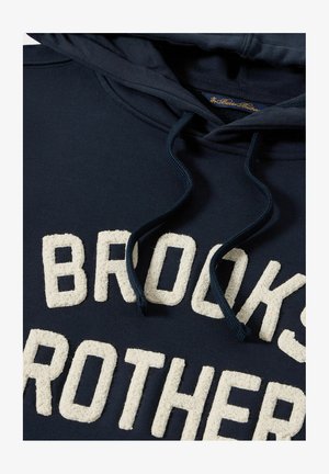 Marineblaues Hoodie mit einem strukturierten elfenbeinfarbigen "BROOKS BROTHERS"-Logo, verstellbaren marineblauen Kordeln und einem weichen Baumwollmischgewebe.