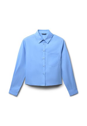 Chemise courte bleu clair en tissu lisse, dotée d'un col pointu, de manches longues et d'une poche poitrine unique avec une fermeture à bouton.