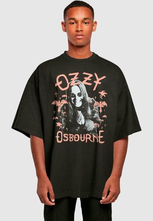 Sort oversized t-shirt lavet af bomuld, med et grafisk motiv af en person i solbriller, og teksten "Ozzy Osbourne" samt flagermus-illustrationer.